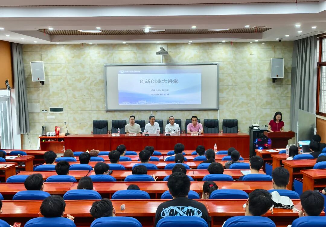 学院党委书记李树清向陈重新颁发创新创业导师聘书
